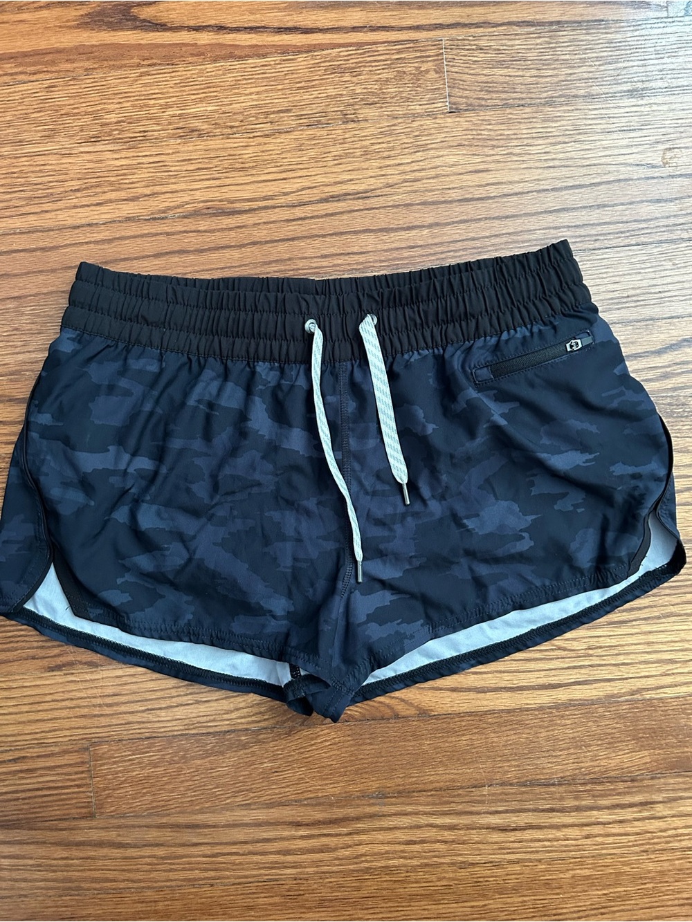 Vuori, Women's Black Camo Athletic Shorts with Drawstring, size large